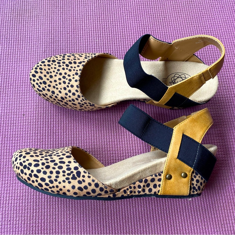 Hokus Pokus strappy cheetah print low platform heel! Cute and comfy!